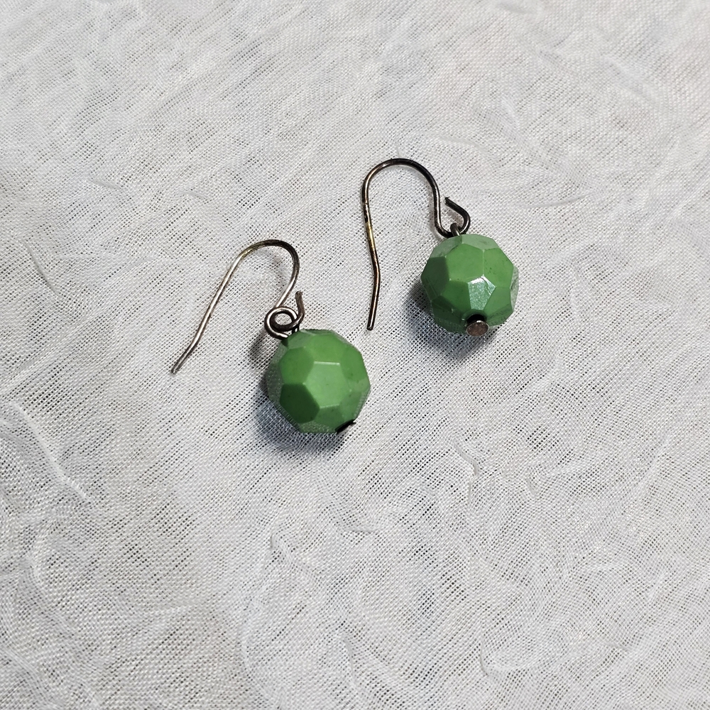 $3 with $5+ bundle•Elegant Green Beaded Earrings